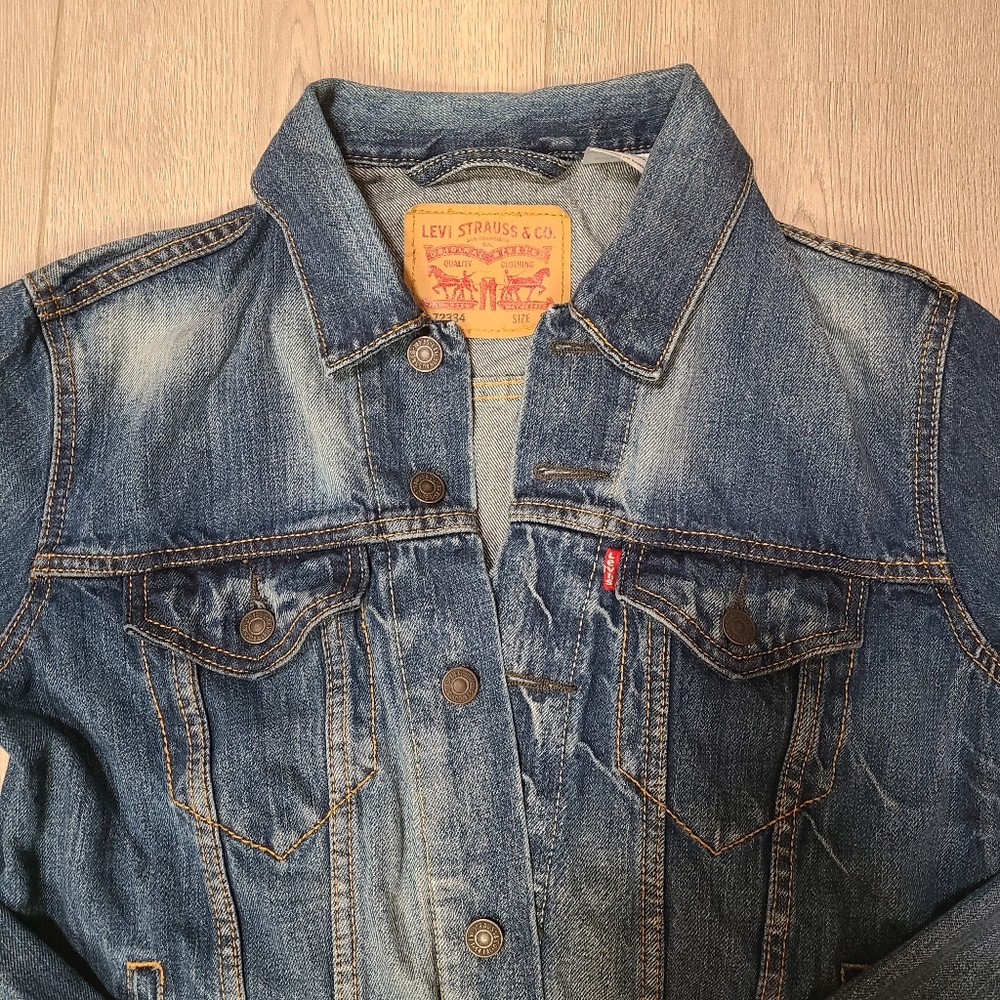 Levi's Classic Denim Trucker Jacket - Picture 4 of 7
